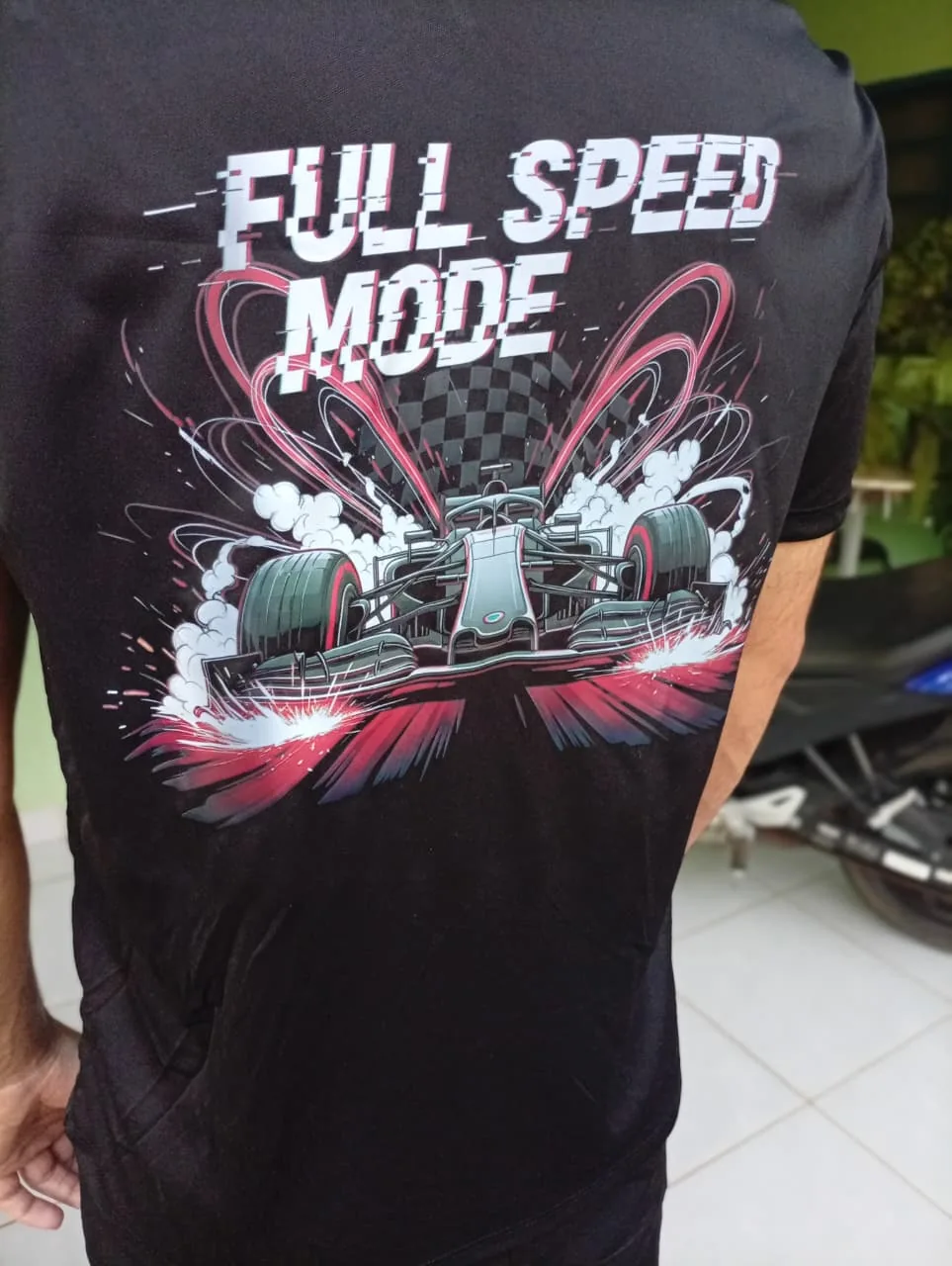 Estampa em DTF aplicada nas costas de uma camiseta